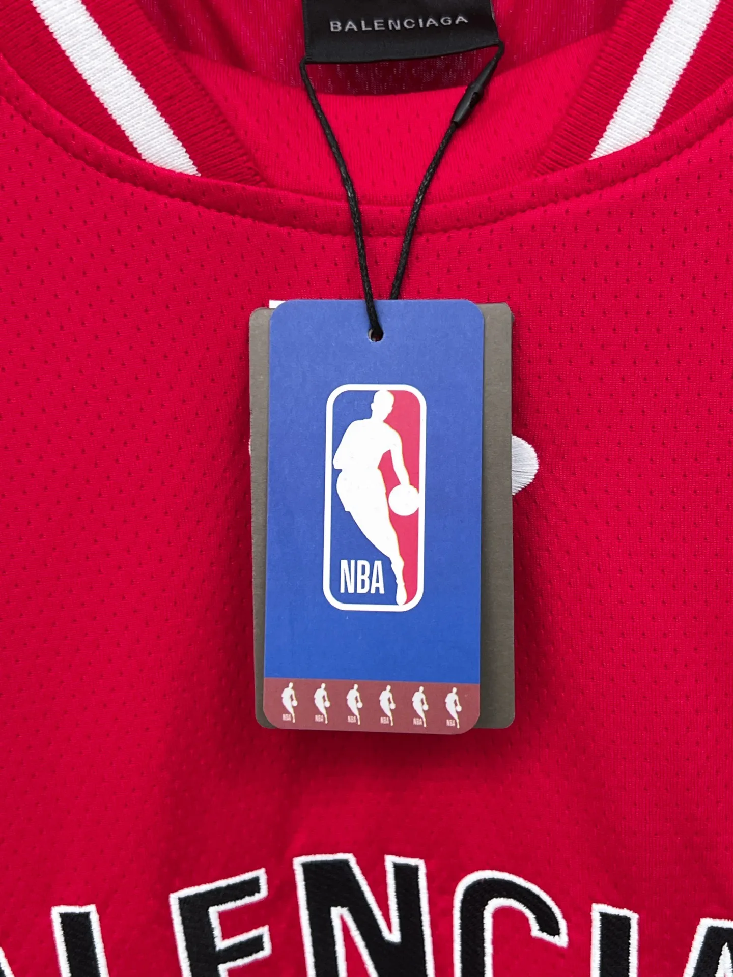 💰P140（ : ） 【 . Quality】BALENCI*GA/ SS 26New Arrival NBA Series T 。 ， NBASeries 。 ， 。 SS 26 New Arrival。 ， 。 。 Authentic ， 。 。 220 ， . ， 。 。 。 ， ， 。 。 。 OS . Same Style ：BL 265097 ：Black，White，Red Size：XS S M L